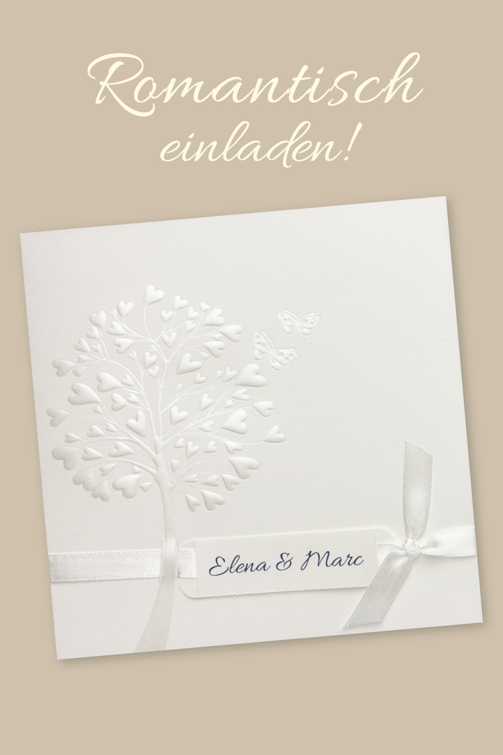 Weiße, romantische Hochzeitseinladungen mit geprägtem Baum. Laub in Hertform.