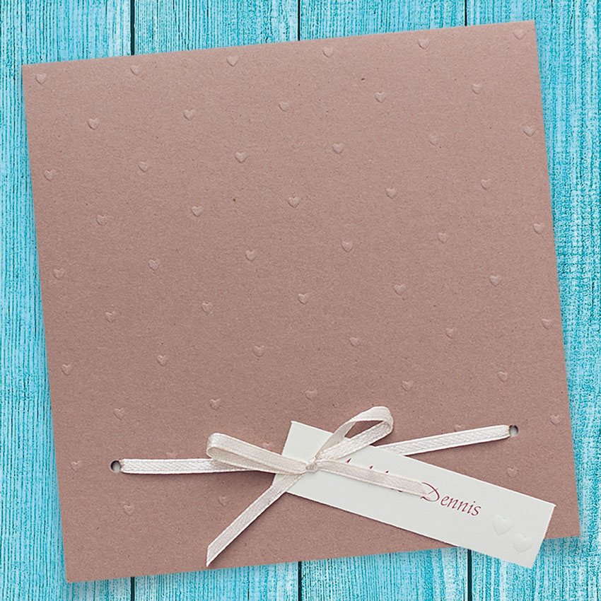 Romantische Vintage-Einladungen – vergrößerte Abbildung Einladungskarten, vintage aus braunem Kraftarton mit angeknüpftem, weißen Schleifchen.