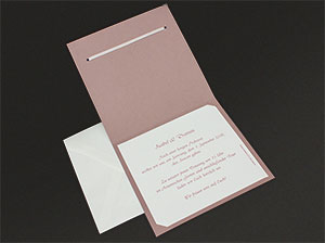 Aufgeklappte Karte mit Einleger – vergrößerte Abbildung Aufgeklappte Karte mit bedrucktem Text-Einleger.