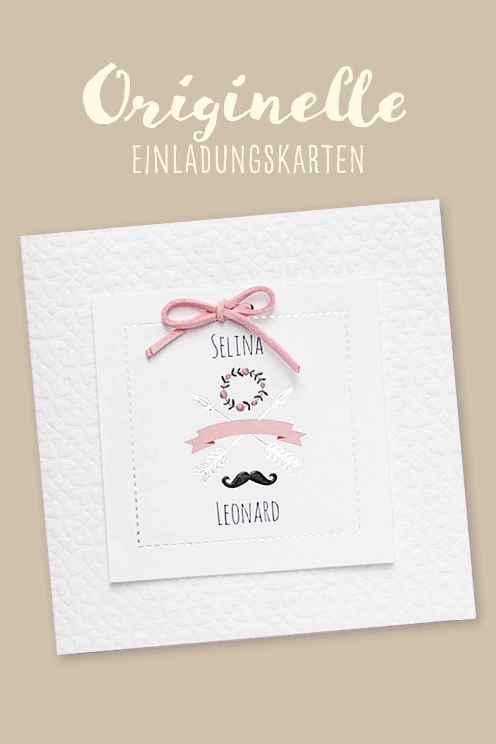 Weiße Hochzeitseinladungen mit Schnurrbart, angknüpfte rosa Kordel, Karton mit geprägter Struktur.