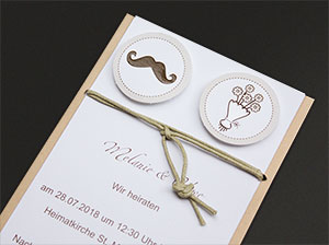 Die aufgeklebten Buttons in großer Darstellung. Die aufgeklebten Buttons