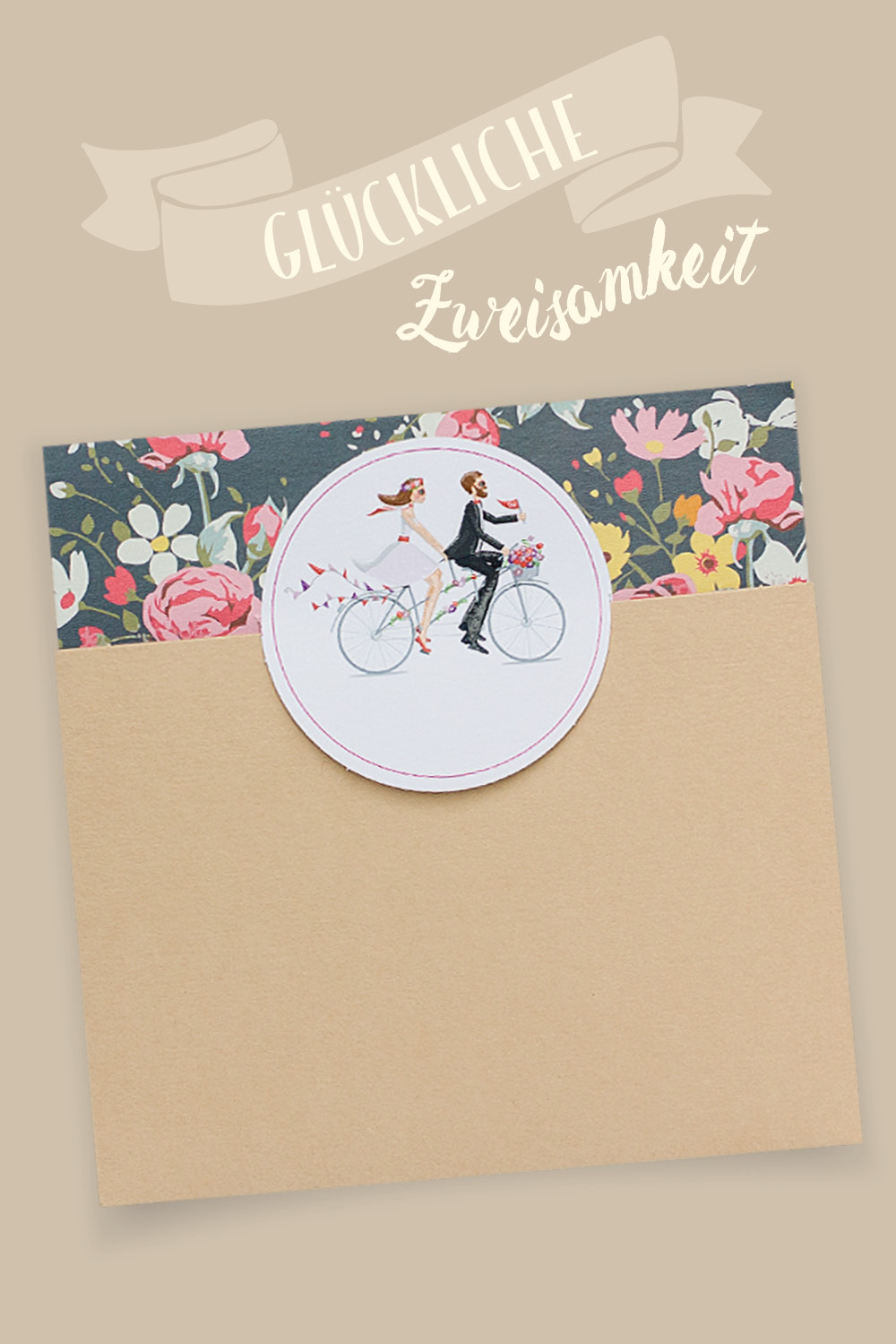 Romantische Einladungskarten zur Hochzeit, mit auf einem Tandem dem Glück entgegen fahrendem Brautpaar