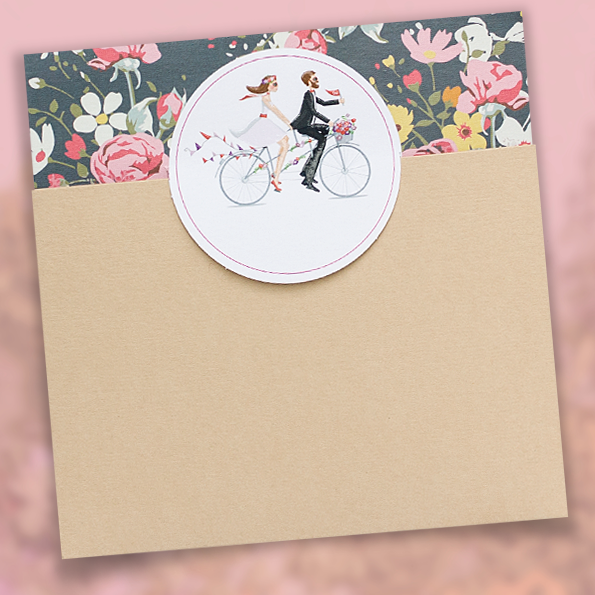 Hochzeitseinladungen – Tandem – vergrößerte Abbildung Romantische Einladungskarten zur Hochzeit, mit auf einem Tandem
dem Glück entgegen fahrendem Brautpaar