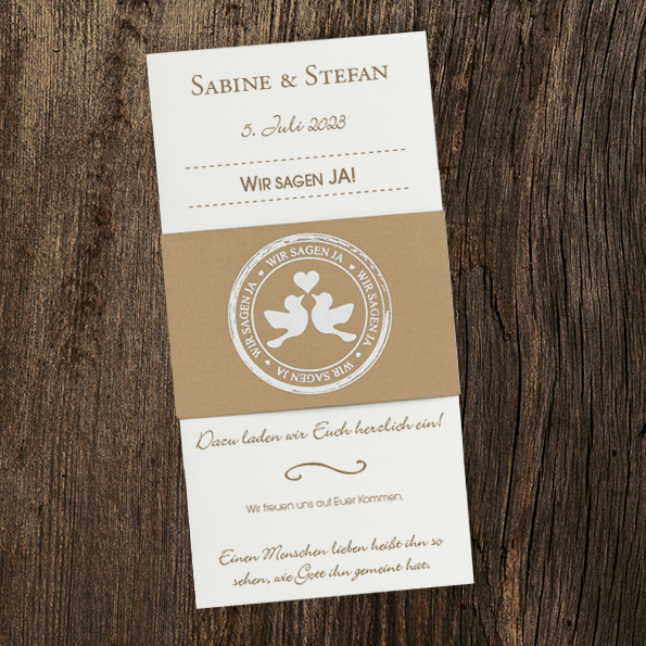 Vergrößerte Abbildung Weiße Hochzeitseinladungskarte mit brauner Kraftkarton-Banderole die mit einem turtelnden Taubenpärchen verzeirt ist.