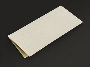 Vergrößerte Abbildung Tischkarte aus Stroh-Papier.