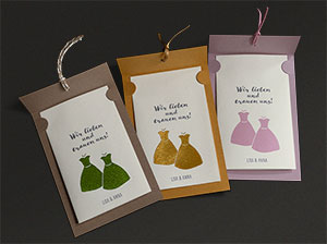 Vergrößerte Abbildung Verschiedene Farbvariationen der Hochzeitseinladungen. Grün, gold und rosa.