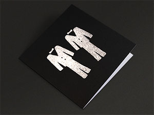 Vergrößerte Abbildung Liegende, leicht geöffnete Hochzeiteinladung.