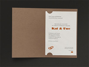 Vergrößerte Abbildung Aufgeklappte Einladungskarte mit eingestecktem, bedruckten Texteinleger.