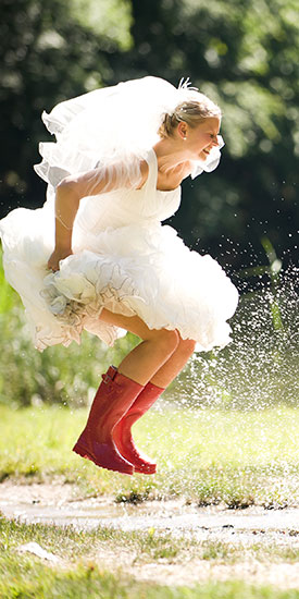 Braut mit roten Gummistiefeln